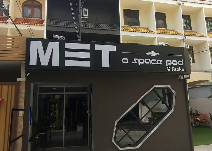 Met A Space Pod @ Asoke Хостел *