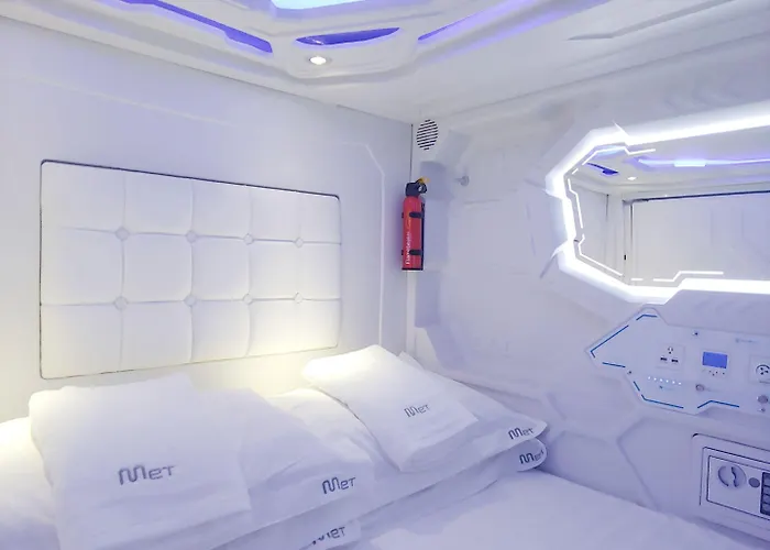 Met A Space Pod @ Asoke Хостел