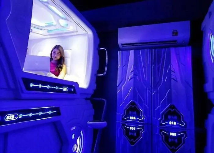 Met A Space Pod @ Asoke Хостел *