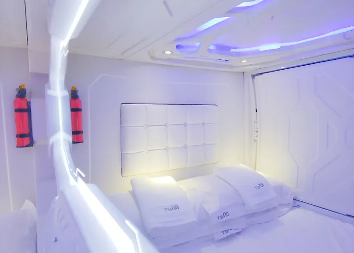 Хостел Met A Space Pod @ Asoke