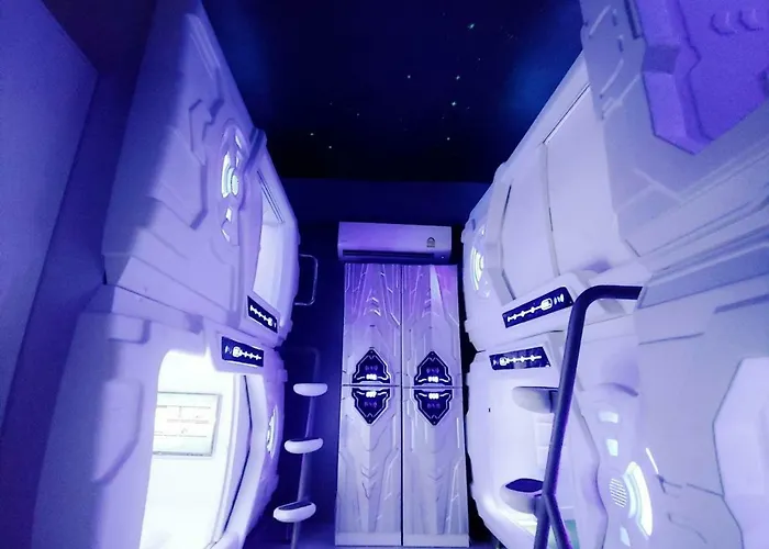 Met A Space Pod @ Asoke Бангкок